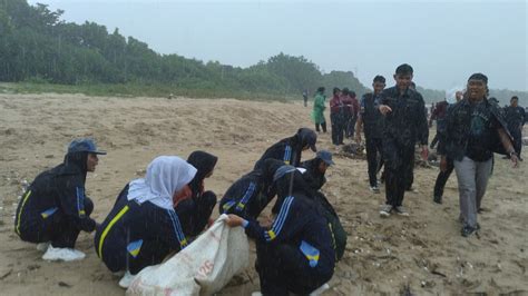 Lima Faudiamar Aksi Bersih Sampah Oleh Siswa Di Pantai Pangumbahan