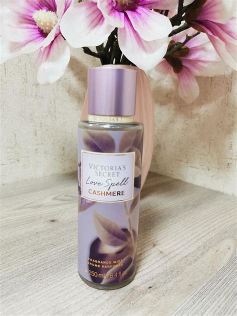 Парфюмированный увлажняющий спрей victorias secret love spell cashmere