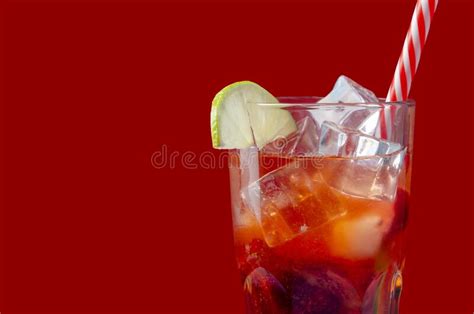 Rode Drank Met Aardbeienijs En Nertsen Zomercocktail In Een Glas Op Houten Tafel Verfrissen