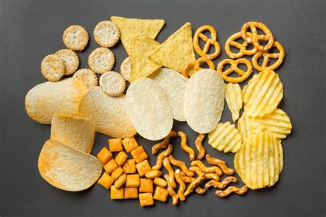 Соленые закуски. крендели, чипсы, крекеры | Бесплатно Фото