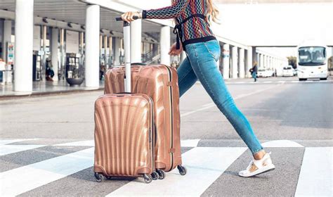 Focus on Cosmolite, the sturdy and light suitcase by Samsonite