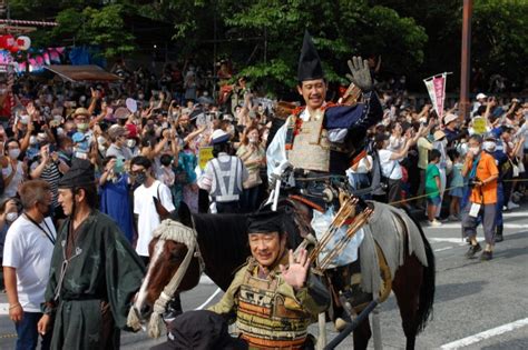 大泉頼朝いざ出陣 鎌倉殿で旗挙げ行列三嶋大祭り2日目 伊豆新聞デジタル