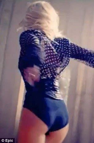 Shakira Addicted To You Music Video Singer Gets Hot And Steamy In The Bath For New Single