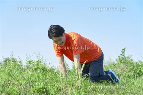 外で運動中に熱中症になる日本人男性 （人物）の写真素材 [260613629] イメージマート