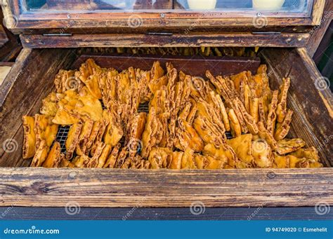 Galletas Japonesas Tradicionales Del Arroz De Los Bocados En Caja De