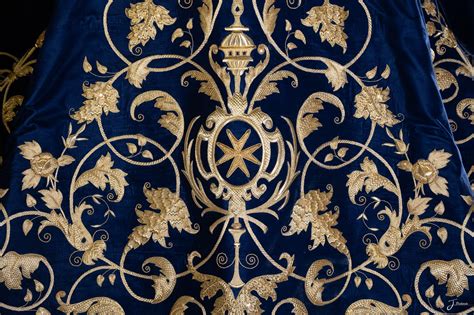 Hermandad de la Amargura / Enriquecimiento del manto azul de la