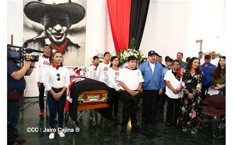 Presidente Daniel Ortega y compañera Rosario Murillo rinden homenaje al