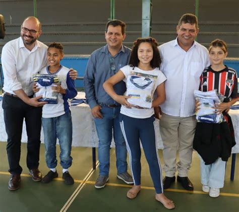 Prefeitura Entrega Uniformes Para Alunos Da Rede Municipal De Ensino