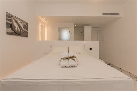 Suite With Hot Tub In Mykonos Bianco A Nero