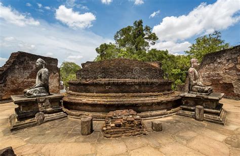 Ancient Polonnaruwa Ruins I Sri Lanka Watadagaya Buddhas Statyer Tagen