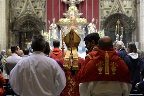 M S De Mil Personas Recibir N En La Catedral El Sacramento De La