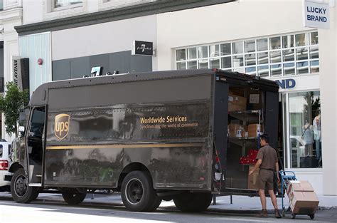 Delivery experts explain how Ups pickup services have been optimized 36