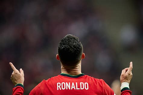 Cristiano Ronaldo Warned He Wont Hit 1 000 Goals As His Career Nears