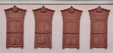 Viejas Ventanas Rojas De Madera Pintada Con Arcos Tallados Y Persianas