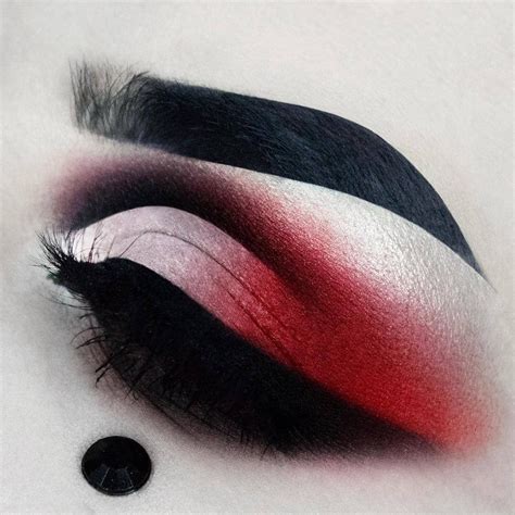 Gorgeous Goth Eye Makeup by @makeupbysofx