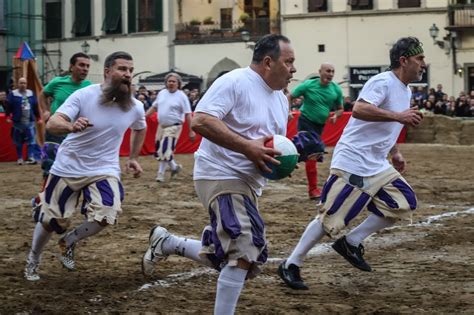 Calcio Storico I Verdi Vincono La Partita Dell Assedio La Repubblica