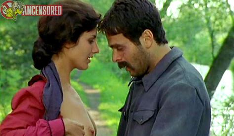 Naked Noémie Kocher in Le Roi en son moulin