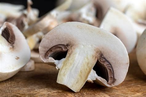 Cuisson d un plat de champignons coupés en morceaux sur un tableau noir