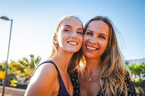 Retrato De Madre E Hija Sonriendo Juntos Concepto De Amor Maternal