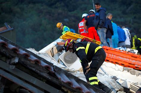 Bilderstrecke Zu Kinder Nach Stunden Aus Erdbebentr Mmern Auf Ischia