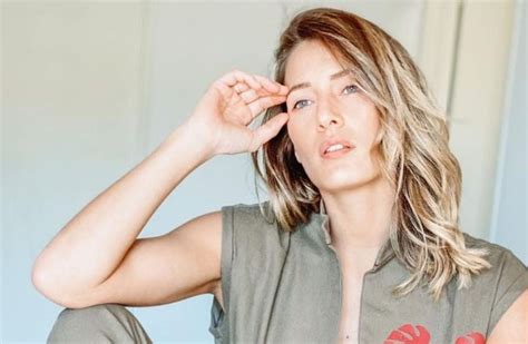 Mica Viciconte compartió una foto de espaldas y en bikini Todo verano tiene su historia Vía