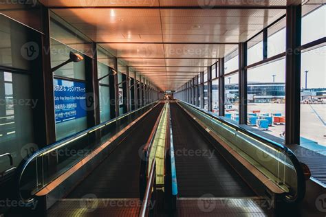 Aircraft runway of a modern airport building 20727683 Stock Photo at ...