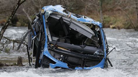 Impactantes imágenes así quedó el autobús de Pontevedra tras caer al río