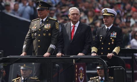 Amlo Encabeza Desfile Y Celebra A Os Del Heroico Colegio Militar