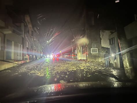 Forte chuva ventania destelha casas e derruba caixa d água em