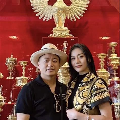 Shark Bình xả loạt ảnh hot bên Phương Oanh đường cong của cô dâu mới gây chú ý