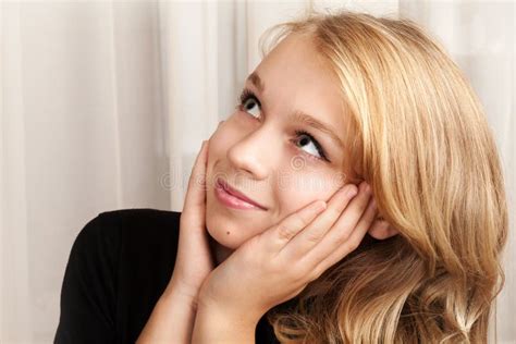 Het Mooie Blonde Kaukasische Meisje Kijkt Omhoog Met Glimlach Stock Foto Image Of