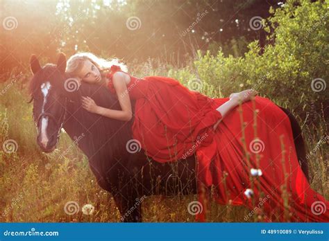 Belle Femme Blonde Dans La Robe Rouge Au Cheval Image Stock Image Du Activit Zone