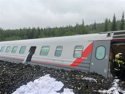 Спасатели допускают, что под вагоном поезда может быть тело еще одного ...