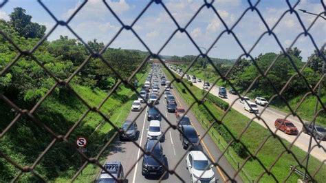 Puncak Arus Balik Di Jalan Tol Cikampek Arah Jakarta Macet Parah