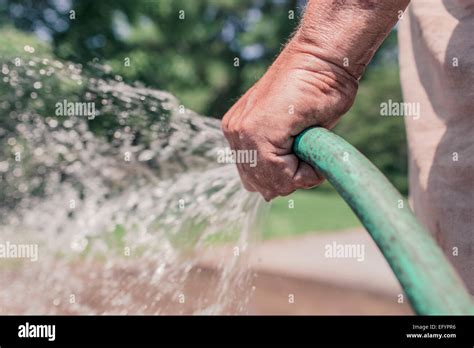 Mann Mit Schlauch Fotos Und Bildmaterial In Hoher Auflösung Alamy