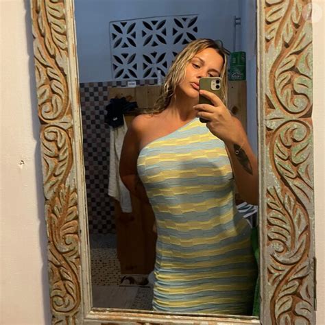 PHOTO Emilie Albertini L ancienne star de M6 fière en bikini zébré taille 42 Laura Tenoudji