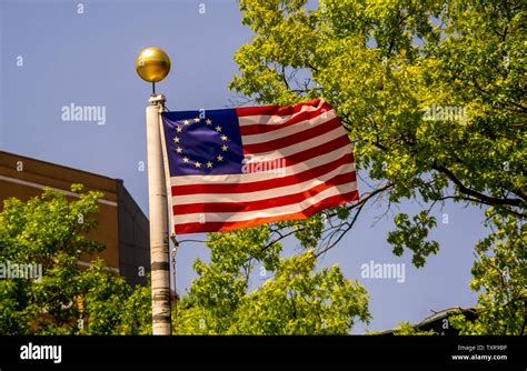 13 stars flag hi-res stock photography and images - Alamy