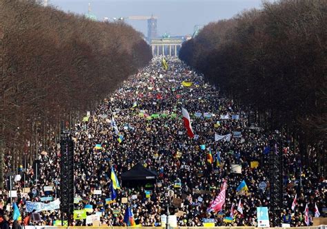 В поддержку Украины проходят мирные митинги во множестве городах Европы