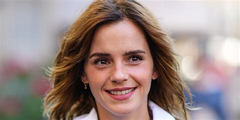 Emma Watson Wears Ripped Skinny Jeans To Paris Fashion Week