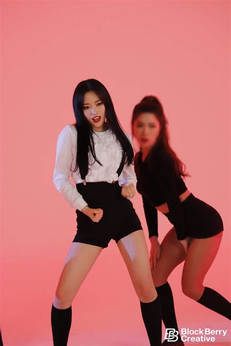 Loona Olivia Hye And Son Hyeju K Pop On Kpop