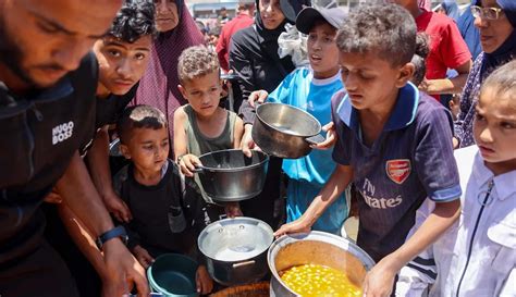 Potret Antrean Anak Anak Pengungsi Di Kamp Jabalia Untuk Mendapatkan