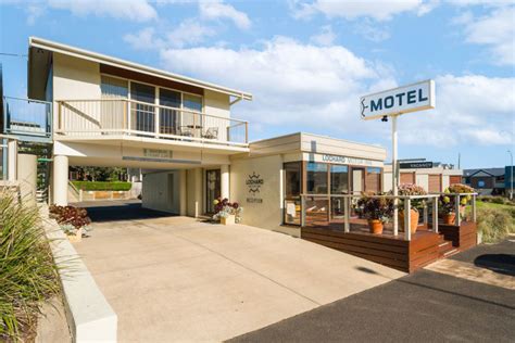 Loch Ard Motor Inn, Port Campbell - Beach Stays: beach and coast ...