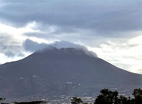 Primi Fiocchi Di Neve Sul Vesuvio Partenio Gi Innevato Inverno Alle