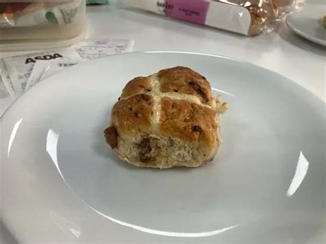 Tesco Sainsbury S Aldi Asda I Compared Hot Cross Buns For Easter And One Was By Far The Best