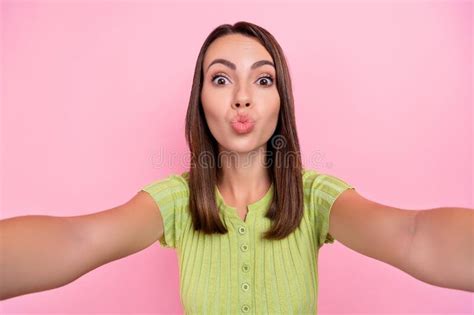 Foto De Una Jovencita Coqueta De Brunette Do Selfie Blasfeme Vestido De Cabeza Verde Aislado En