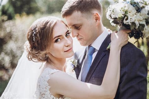 Heureux Mari Treignant Magnifique Mari E Blonde Regardant La Cam Ra Portrait De Couple De