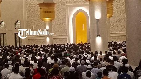 Antusias Warga Salat Tarawih Pertama Di Masjid Raya Sheikh Zayed Solo