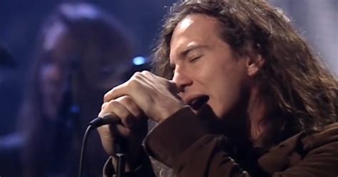 Pearl Jam MTV Unplugged de 1992 chega ao streaming e é editado pela