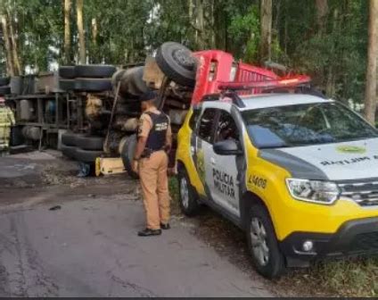 A Voz de Ibaiti e Região CURITIBA Caminhão tomba em acesso do