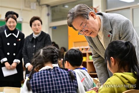 초등학교 돌봄교실 둘러보는 이재명 대표 연합뉴스